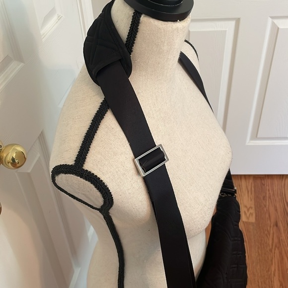 Vera Bradley Messenger or Diaper Bag Quilted Classic Black Side Pockets EUC - Picture 3 of 15
